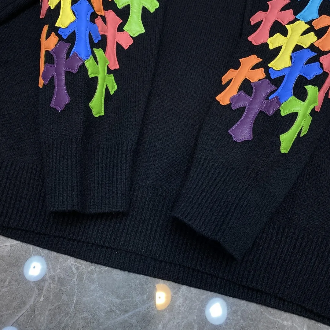 P316 Chrome Hearts 🍁Autumn and winter sweater series🍁 Heavy-duty colorful sweater with red mouth embroidery on both arms, 20 pieces of imported color patchwork leather on both sleeves ➕Tajima machine embroidery process, selected high-quality wool blended knitted fabric, non-market ordinary version 🌈Recommended color: black 🌈Cardage: S, M, L, XL